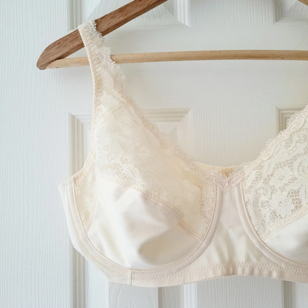 SOLD. Vintage bra - Picture 2 of 9